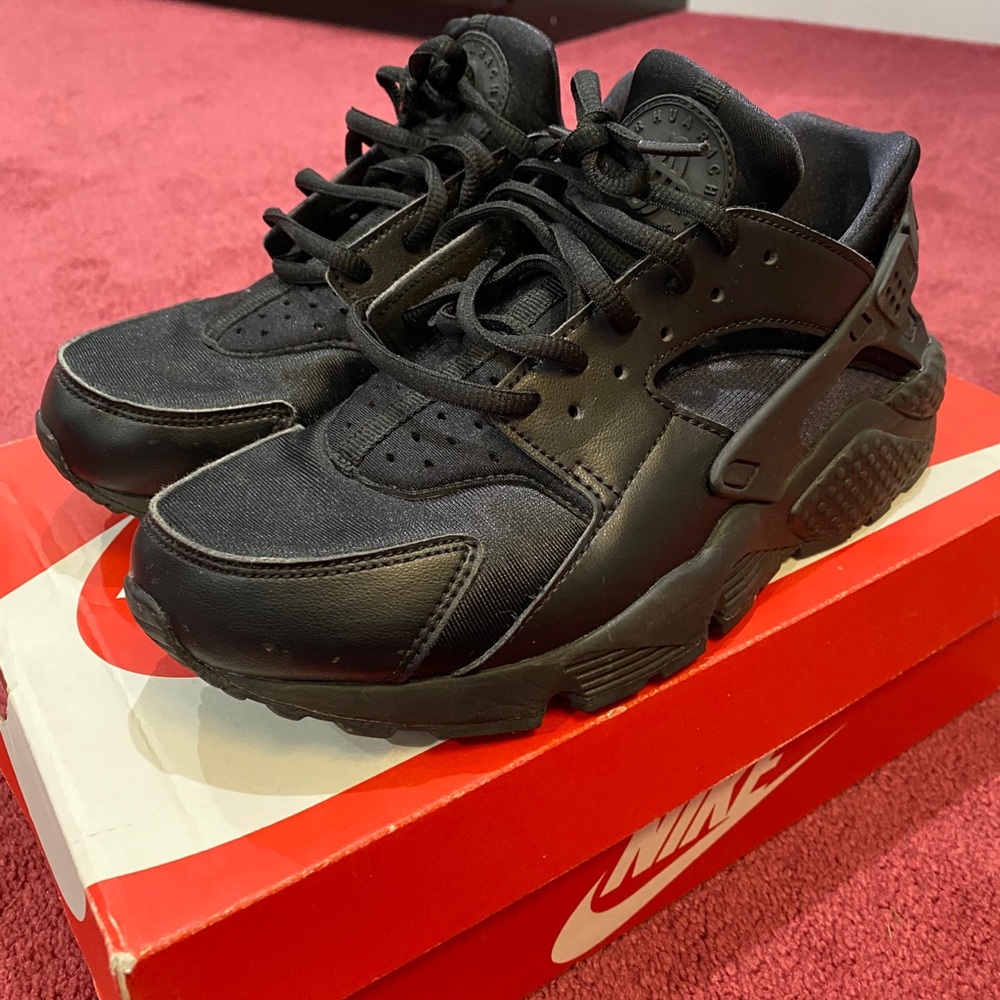 Black Nike Huarache with box